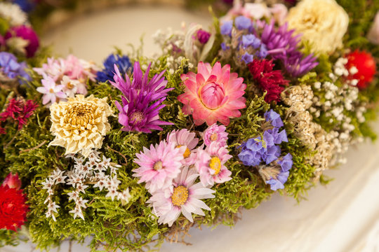 Trockenblumen Kranz als Osterschmuck
