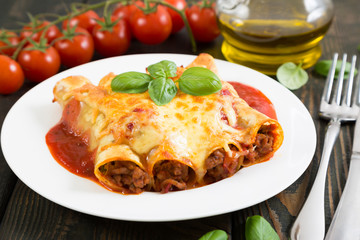 Cannelloni with meat and cheese