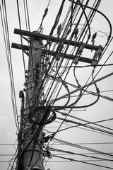 Poste com fios el&eacute;tricos.