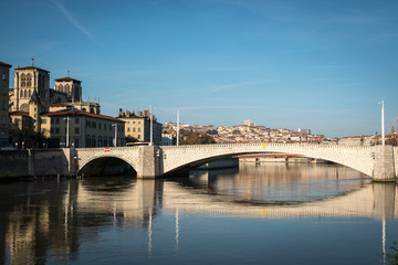 Lyon : quartier St jean avec la cathédrale et le pont Bonaparte, et en arrière plan la Croix-Rousse