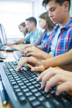 young people in computing class