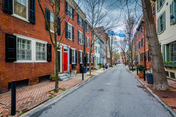 Fototapeta na wymiar Street and row houses in Center City, Philadelphia, Pennsylvania.