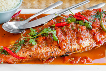 poisson rouge épicé à la sauce créole 
