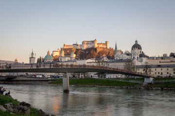 Fototapeta premium Salzburger Altstadt in der Abendsonne, Erleuchtete Festung Hohensalzburg