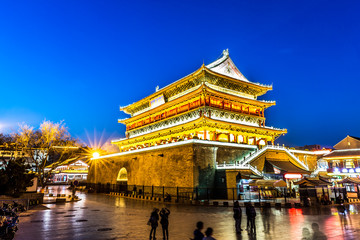 Obraz premium ancient building in Xi'an at night