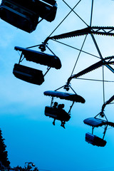 Fahrgeschäft mit Gondeln in einem Freizeitpark © Timo