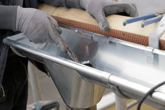 Neue Dachrinne an einem Steildach