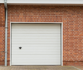 Wei&szlig;es Rolltor einer Garage