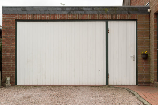 Garage mit weißem Tor und weißer Tür