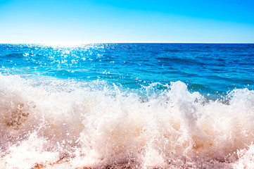 Fototapeta premium Splashing wave on the ocean