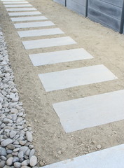 Obraz premium allée en dalles de pierres dans le jardin ,aménagement