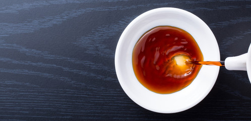 醤油を注ぐ