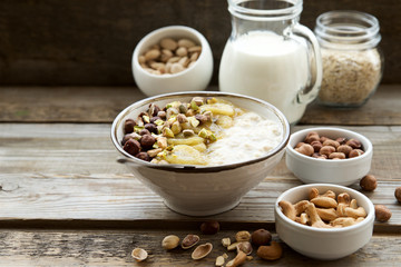Oatmeal with caramelized bananas and nuts. The concept of healthy breakfast 
