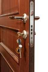 Obraz premium Wooden door with group of modern keys on keychain