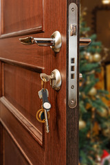 Obraz premium Drewniane drzwi z grupą nowoczesnych kluczy na pęku kluczy