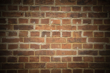 Backsteinmauer mit dunkler Vignette und Textfreiraum