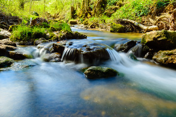 Idyllischer Wasserfall mit Stein und Fels