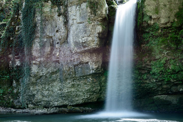 Idyllischer grosser Wasserfall mit Stein und Fels