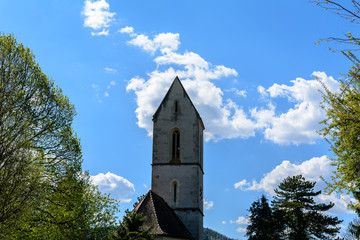 Turm vor blauem wolken Himmel