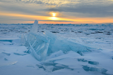 Озеро Байкал. Ледяные торосы в лучах восходящего солнца в районе мыса Кадильный