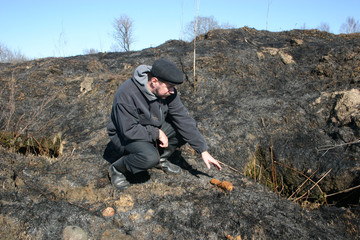 The man found a rusty grenade on the battlefield of the Second World War