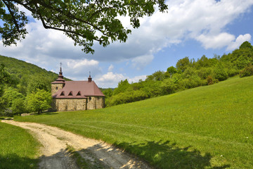 Fototapeta na wymiar Kamienny kościół w Hucie Polańskiej w Beskidzie Niskim