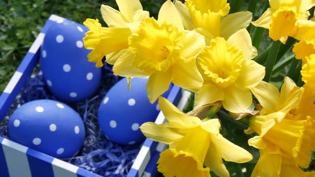 Modernes Osternest mit Osterglocken