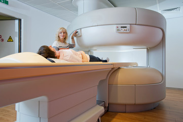 Magnetresonanztomographie Patientin liegend auf Untersuchungstisch im offenen MRT