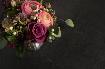 Fototapeta na wymiar Flower arangement of roses and ranunculus