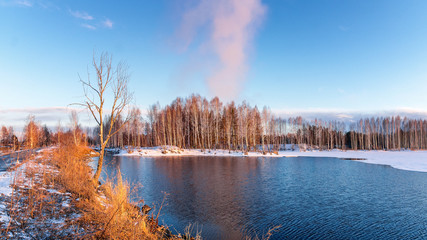 весенний пейзаж на реке во время заката, Россия, Урал, апрель © 7ynp100