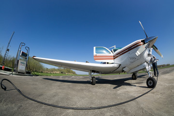 Motorflugzeug beim Tanken