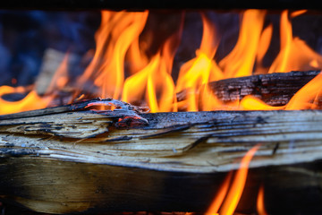 Flammen und Feuer mit Holz-Fire