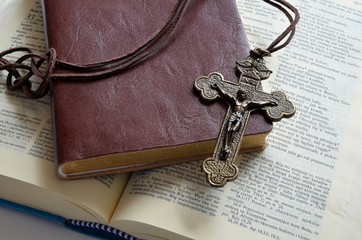 Biblia, modlitewnik i krzyż