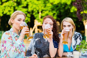Frauen trinken Bier im Biergarten 