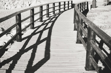Obraz premium Beautiful sunny holiday travel seascape, wooden bridge on sandy beach outdoors background