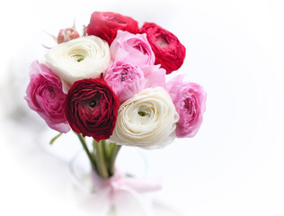 Красные,белые и розовые цветы ранункулюса в букете.