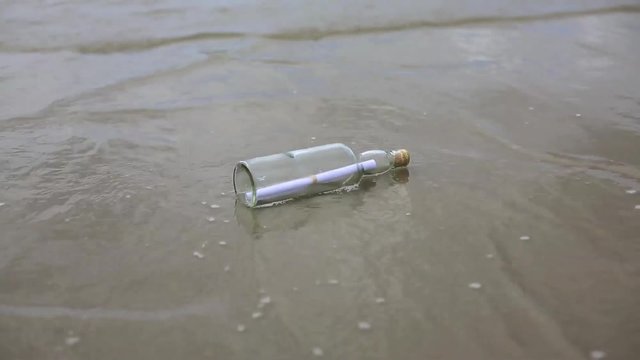 Welle umspült Flaschenpost