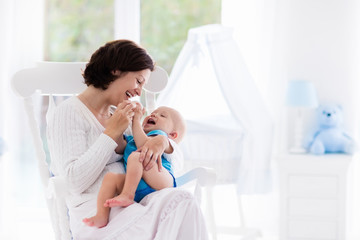 Obraz premium Mother and baby in bedroom