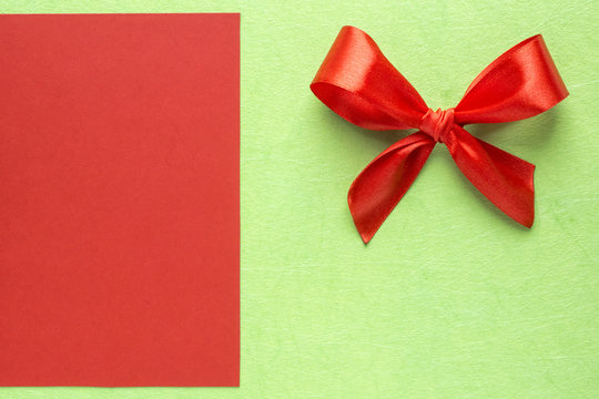 Red bow on green with red background