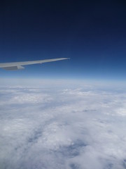 空と雲と飛行機の翼