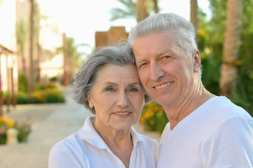 Obraz premium Happy elderly couple embracing