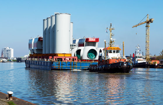 Transport von Windenergieanlagen im Hafen von Bremerhaven