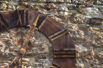 Naklejka premium Old church clock on a brick wall