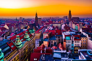 Obrazy  Panorama oświetlona starego miasta Wrocławia nocą. Popularny cel podróży w Polsce. Wysoki zakres dynamiki.