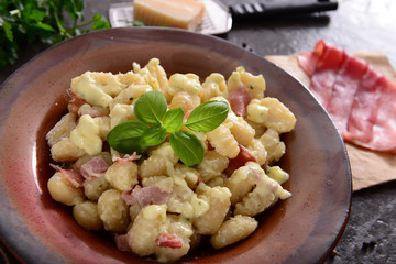 Gnocchi with prosciutto ham and cheese sauce