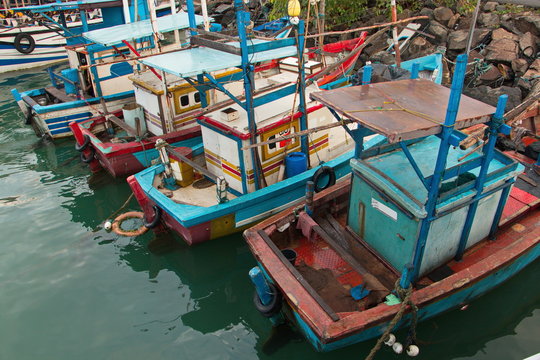 Fischerboote im Hafen von Mirissa auf Sri Lanka