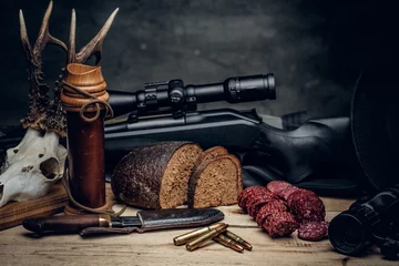 Gardinen Retro hunting ammunition of rifle and binoculars. © Fxquadro