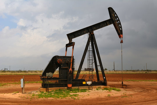 Black Oil Pump/Black Oil Pump Rig in the Desert