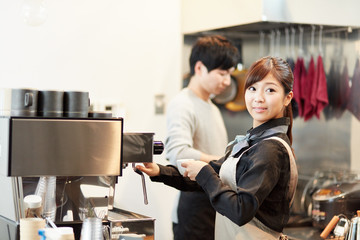 カフェ店員 Wall Mural Wallpaper Murals Wallsheaven One