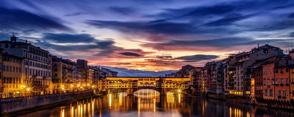 Foto auf Acrylglas Florenz Dramatischer Sonnenaufgang über der Ponte Vecchio in Florenz